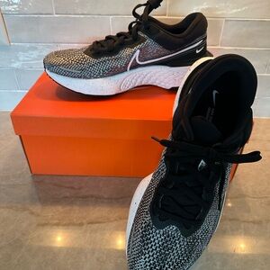 NIKE Zoom Invincible Run FK